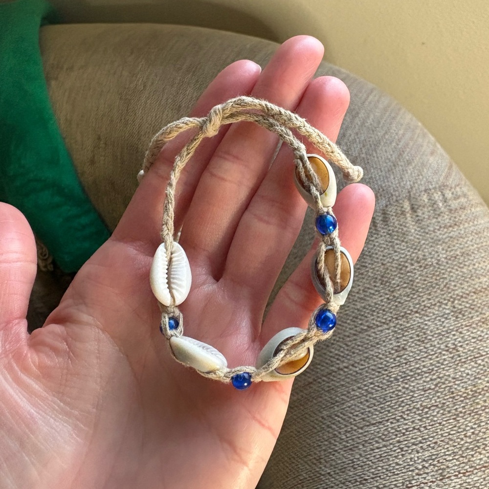 Shell Bracelet with Blue Accent Beads
